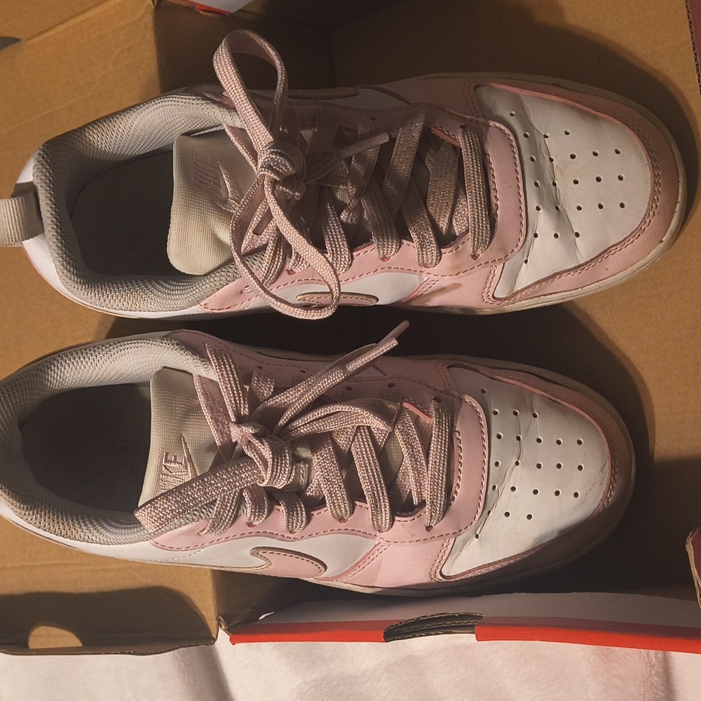 Nike Court Borough Pink Shoes Size 4y - Picture 2 of 6